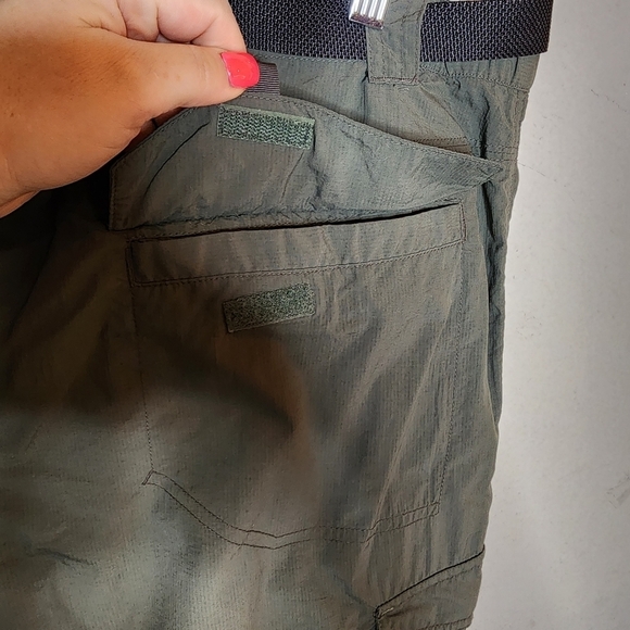 Columbia Green Convertible hiking pants. 2 belts. Zip off legs. Men's size 38x30 - Picture 7 of 16